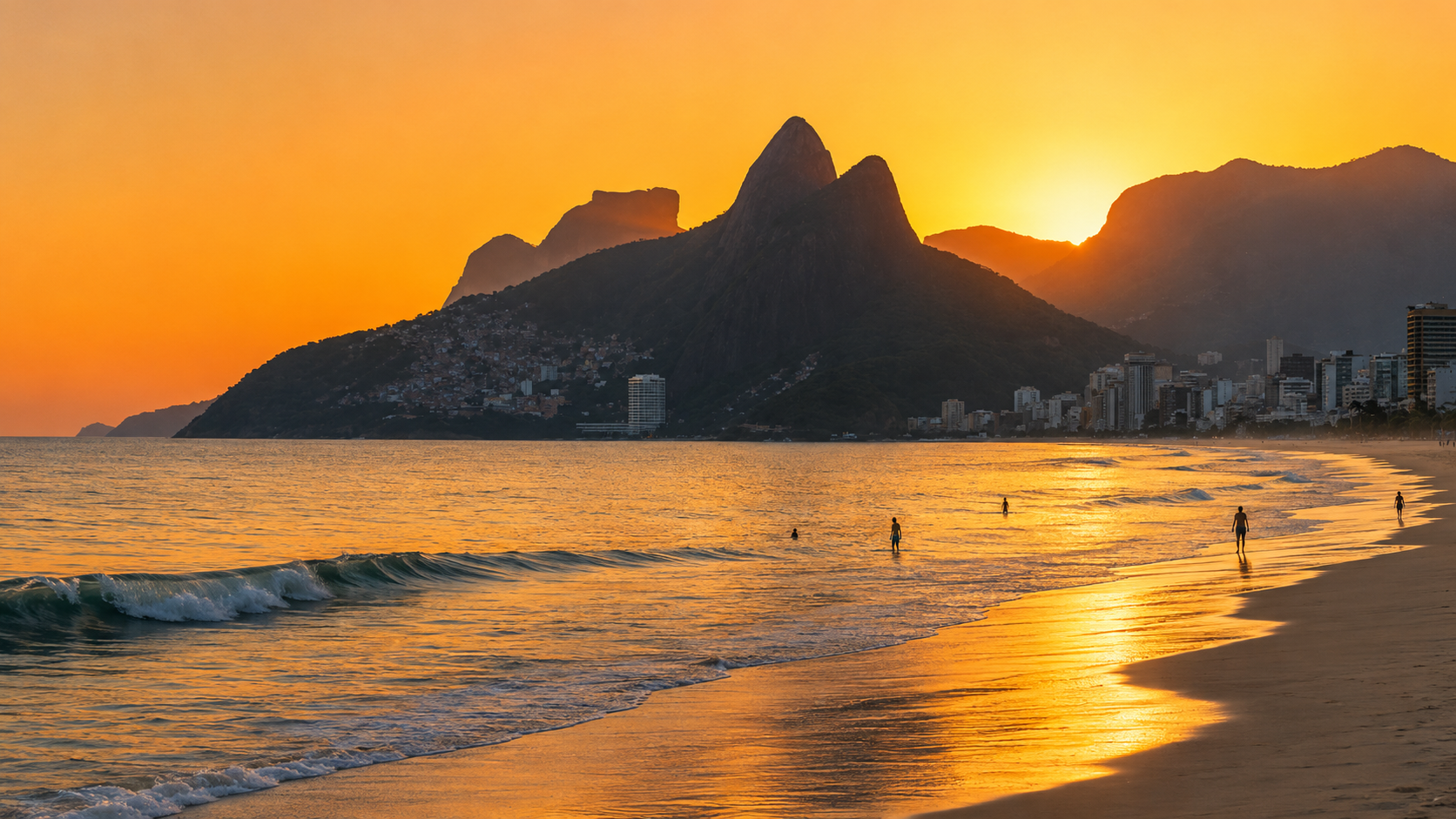 Praia de Ipanema ao pôr do sol, com vista para o Morro Dois Irmãos, no Rio de Janeiro